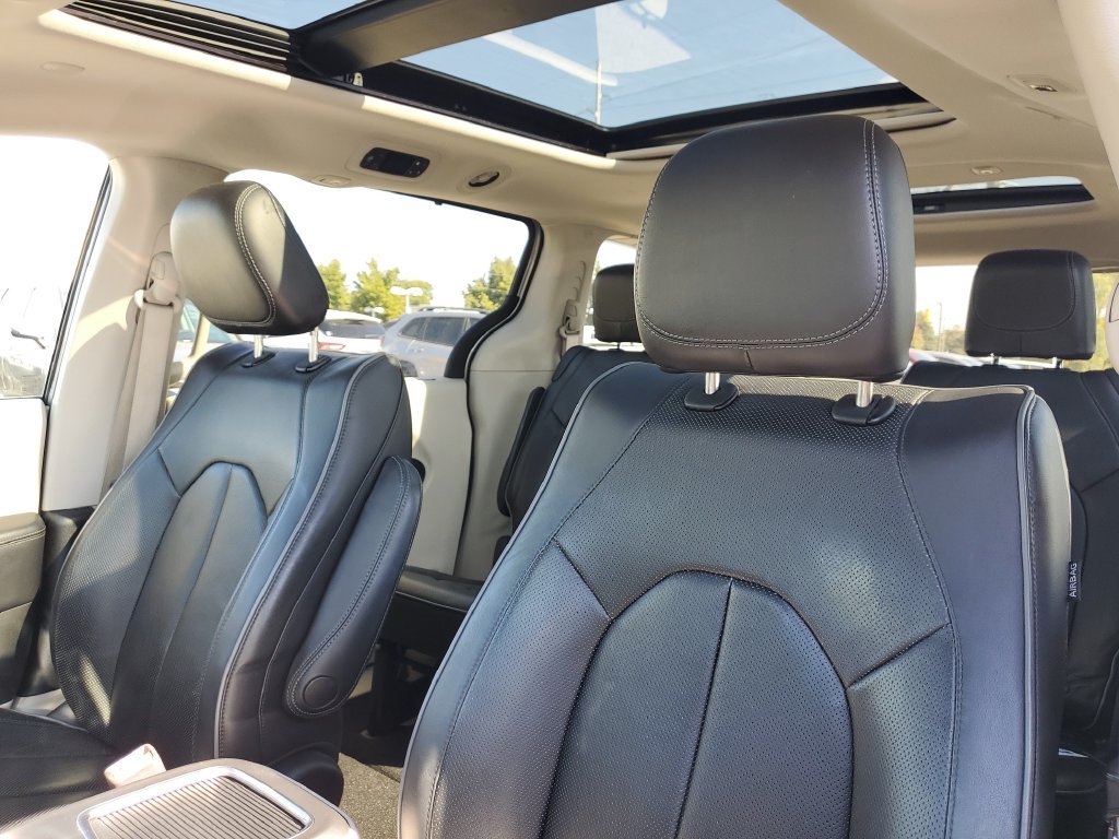 Used 2018 Billet Silver Metallic Chrysler Limited image 13