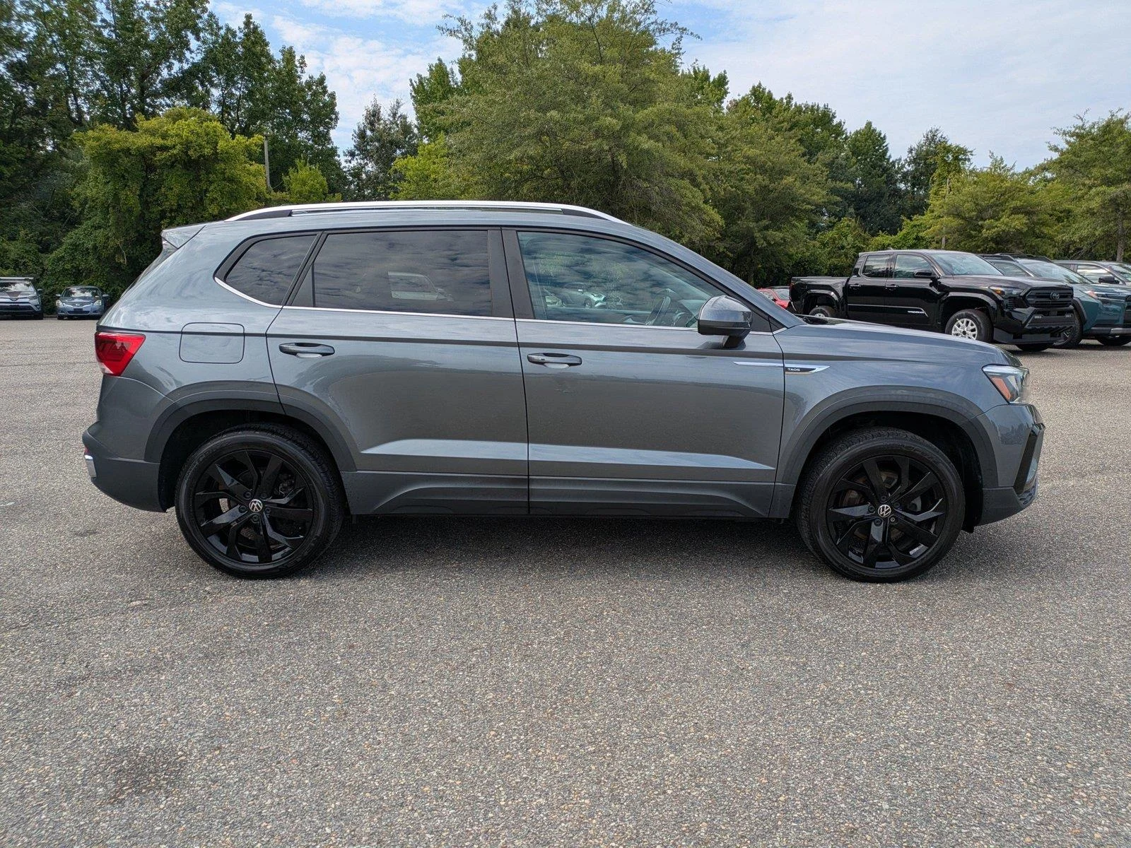 Used 2022 Platinum Gray Metallic Volkswagen SE image 3