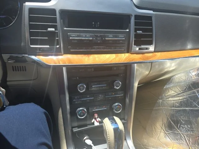 Used 2011 White Lincoln Base image 7
