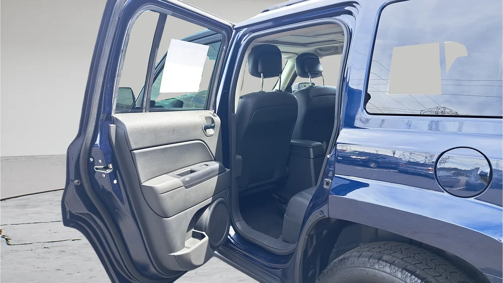 Used 2015 Blue Jeep Latitude image 11