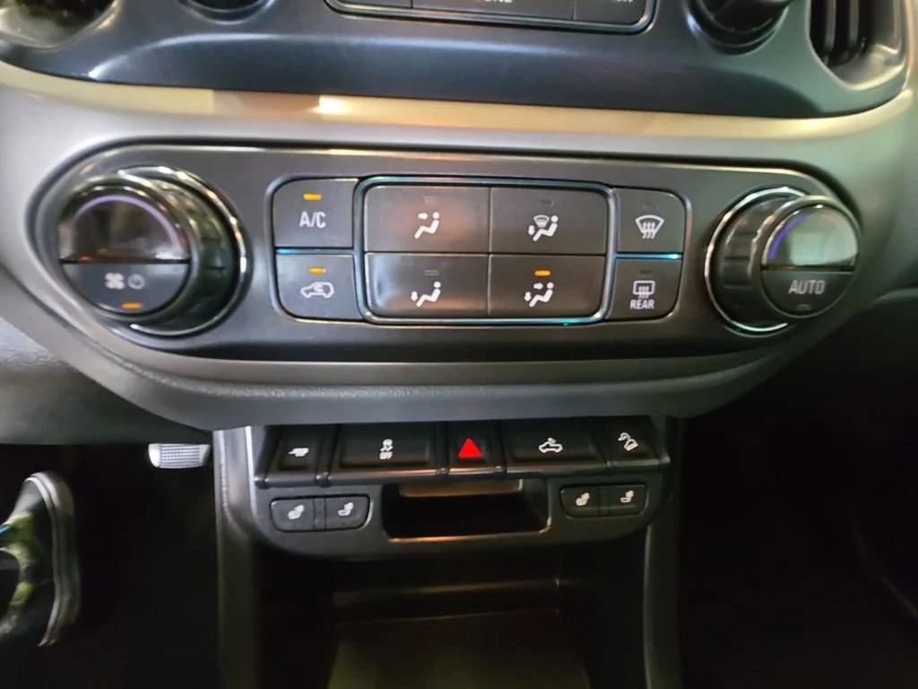 Used 2018 SUMMIT WHITE Chevrolet 4WD Z71 image 23