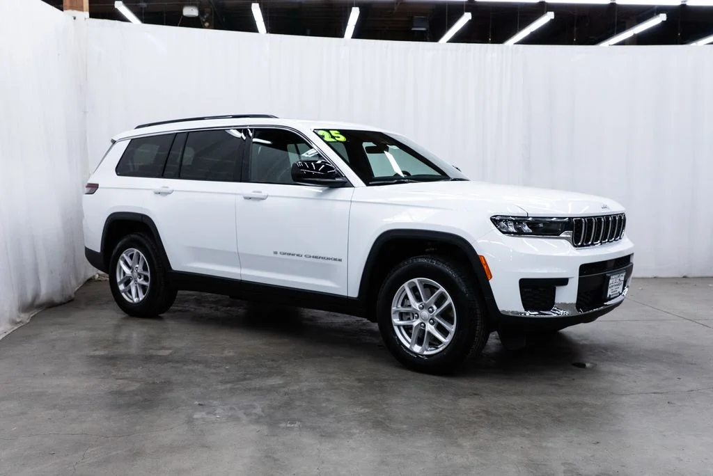 Used 2025 White Jeep Laredo image 1