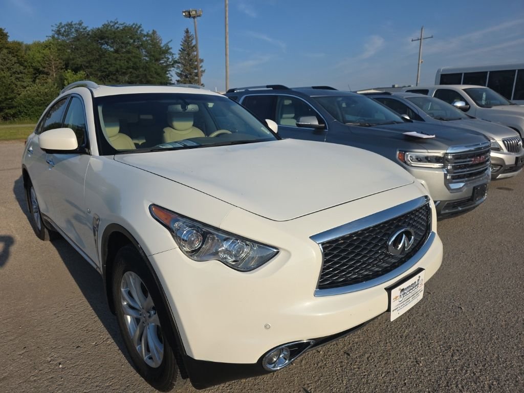 Used 2017 White INFINITI Base image 1