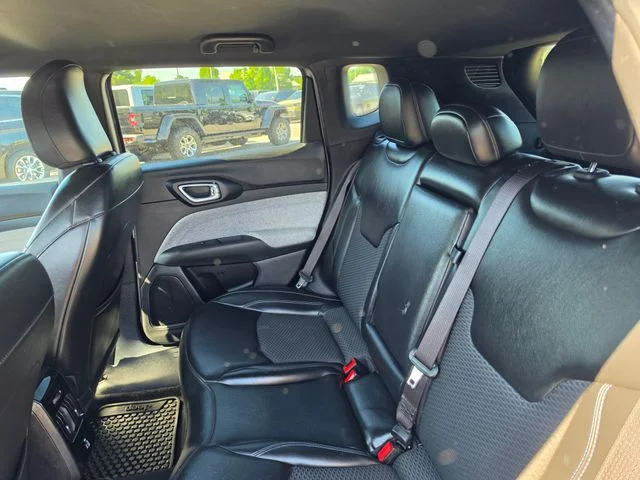 Used 2023 Silver Jeep Latitude image 10