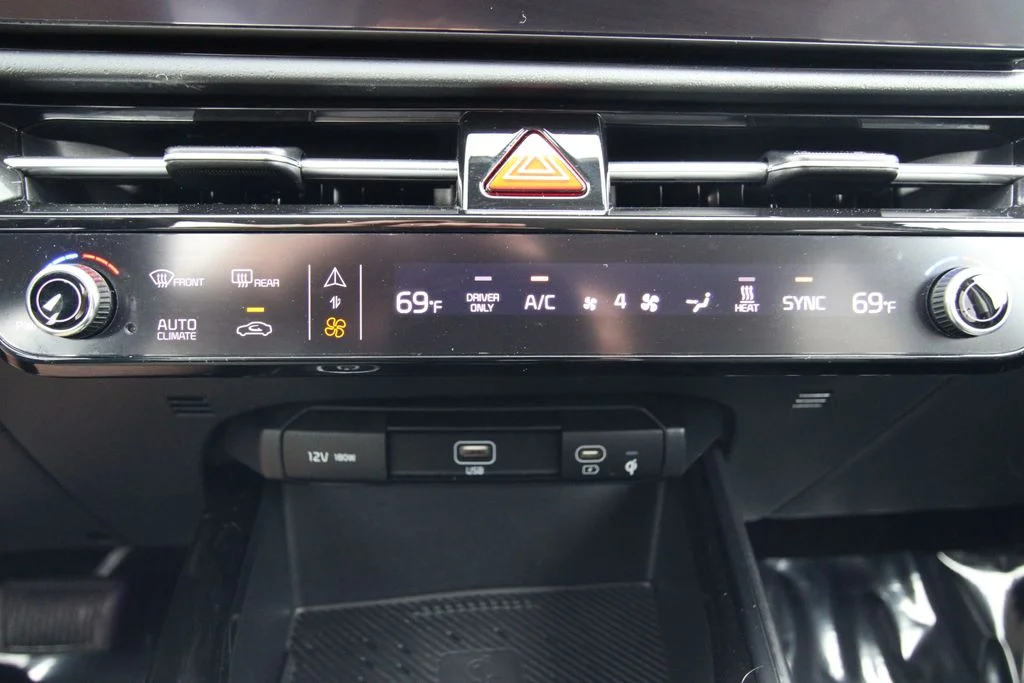 Used 2023 Black Kia Wind image 28
