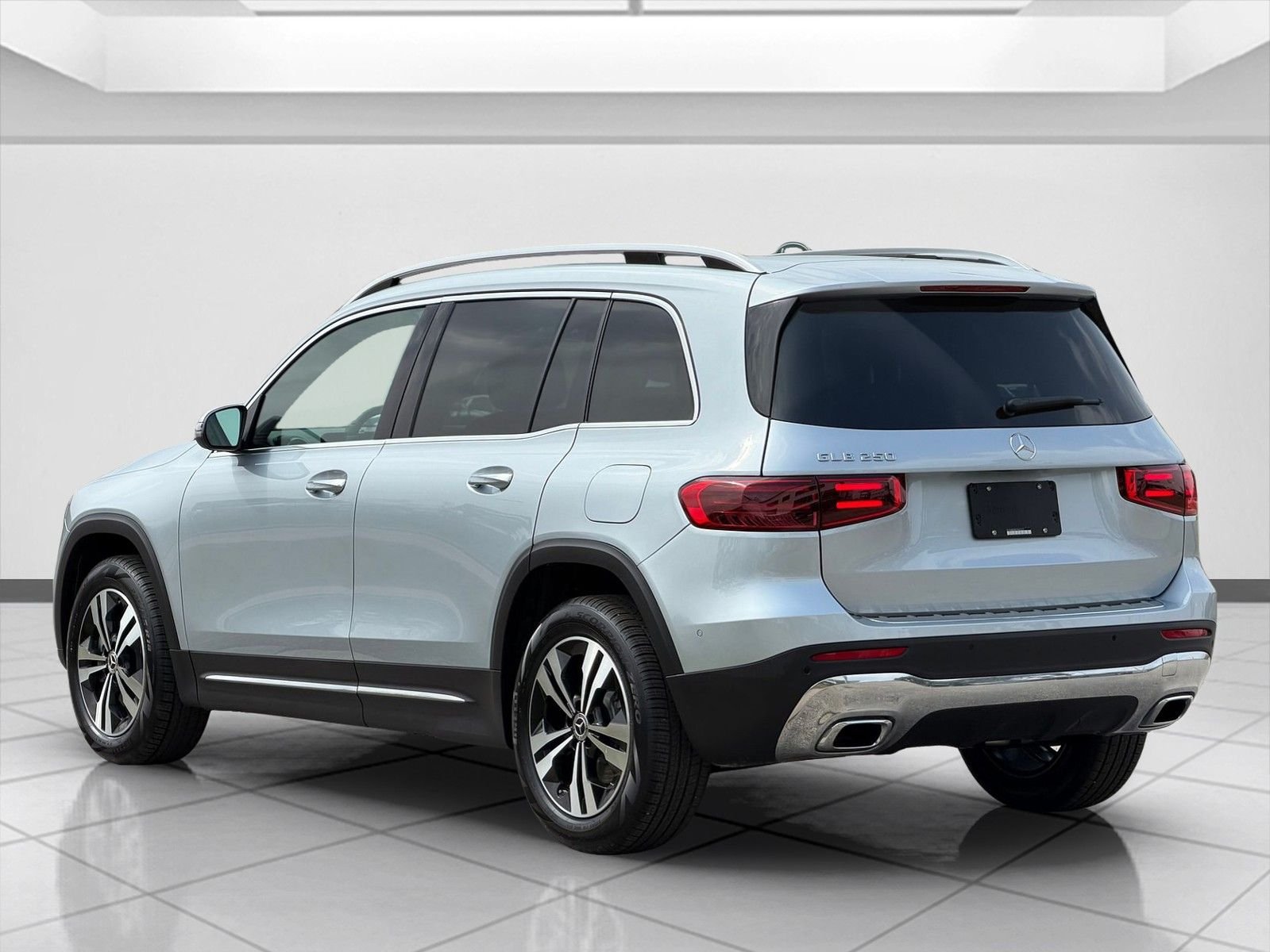 Used 2026 Silver Mercedes-Benz GLB 250 image 4