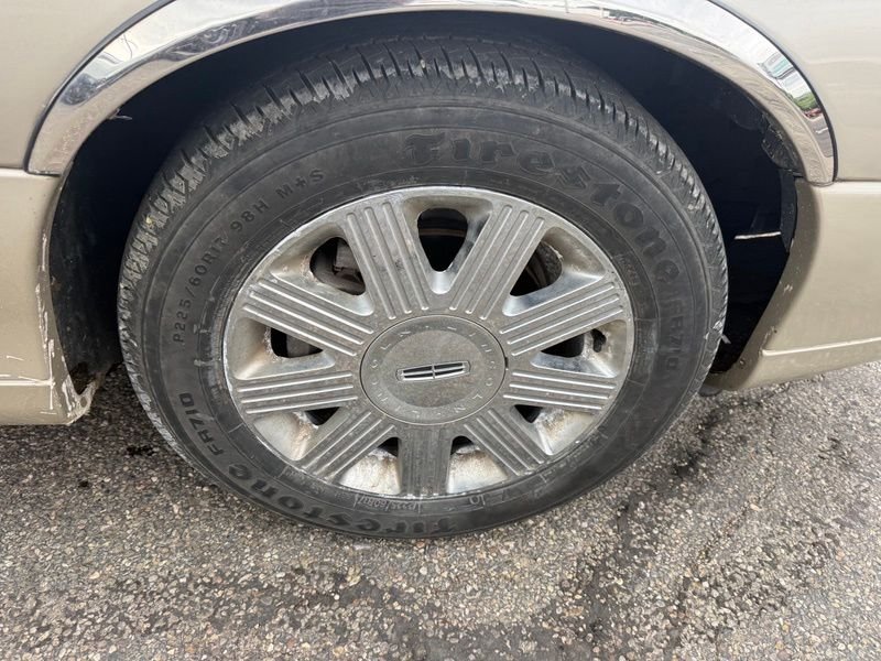 Used 2005 Beige Lincoln Signature image 15