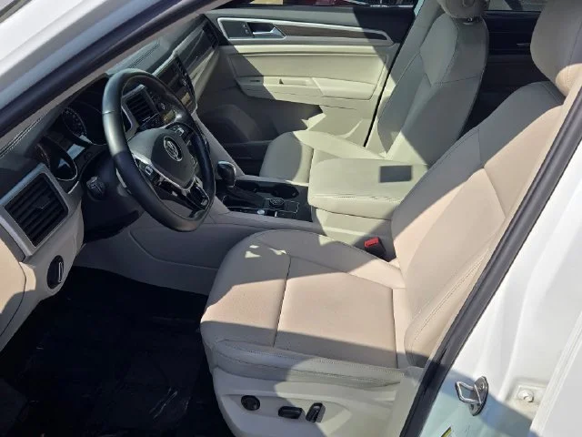 Used 2018 White Volkswagen 3.6L V6 SE image 23