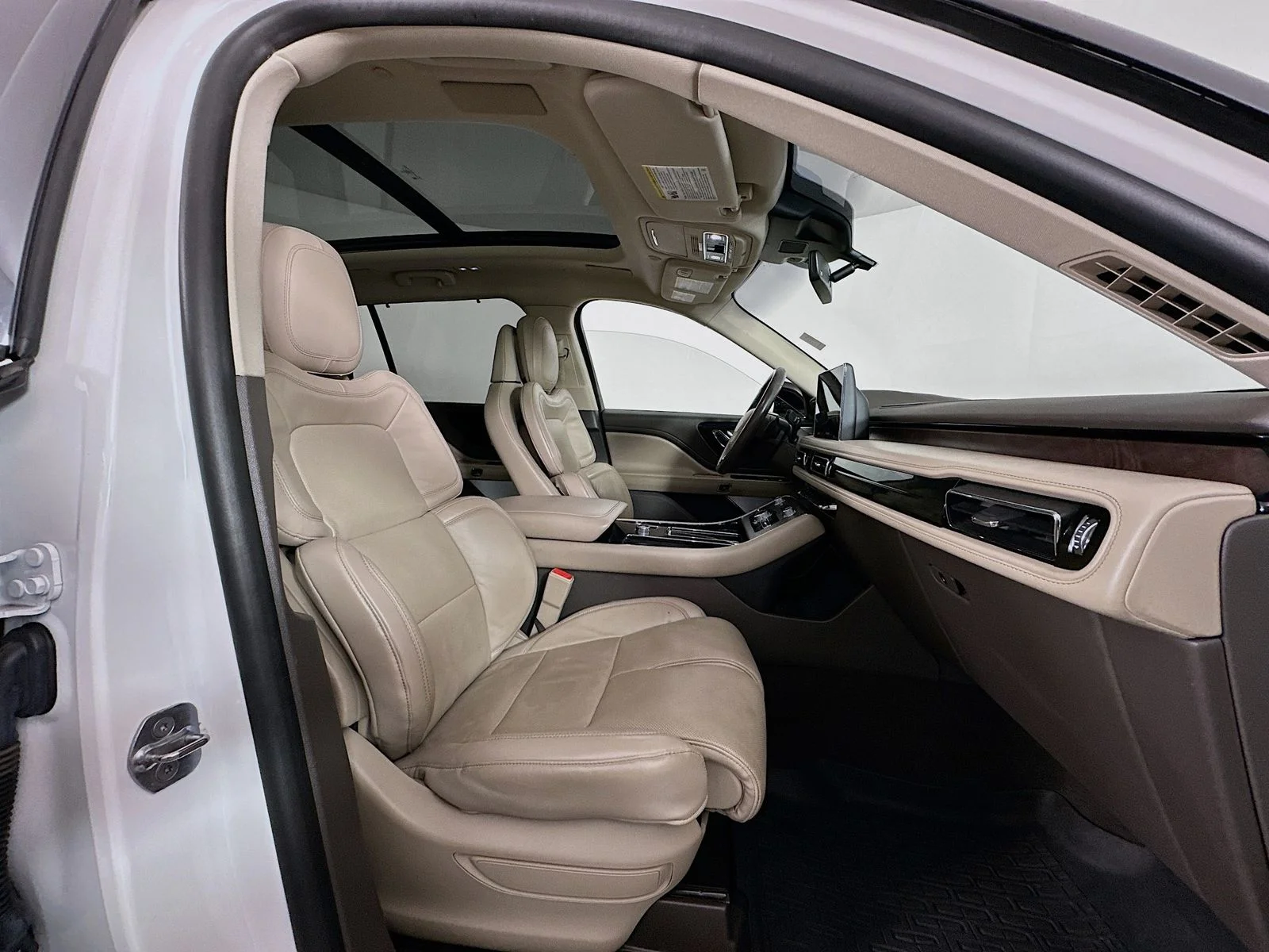 Used 2021 White Lincoln Reserve image 33