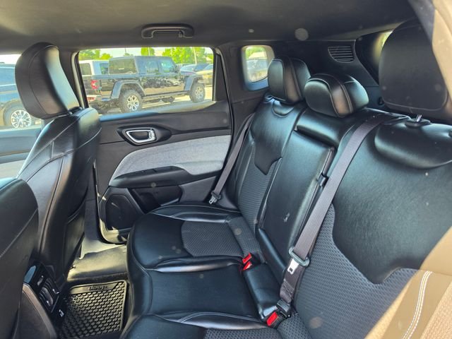 Used 2023 Silver Jeep Latitude image 10