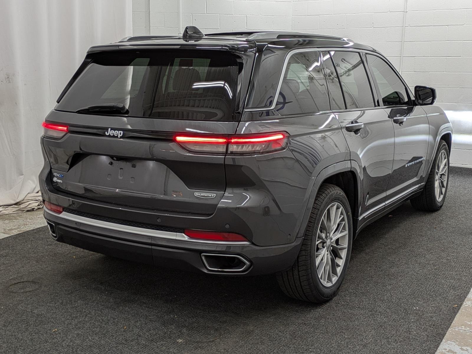 2022 Jeep Cherokee Summit 4xe photo 2