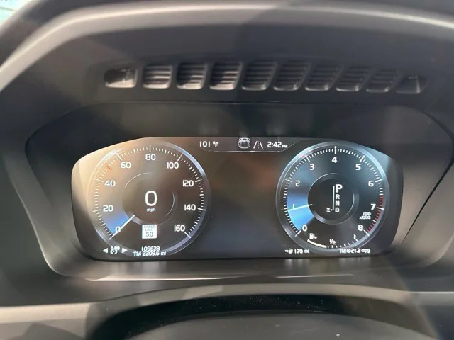 Used 2020 Silver Volvo T6 Momentum image 28