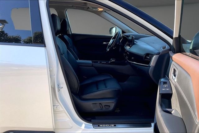 Used 2023 White Nissan SL image 7