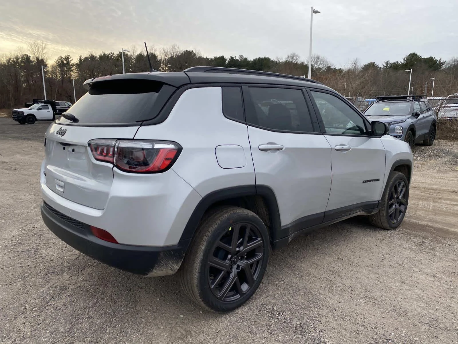 New 2026 Silver Zynith Metallic Clear-Coat Exterior Paint Jeep Limited Altitude image 3