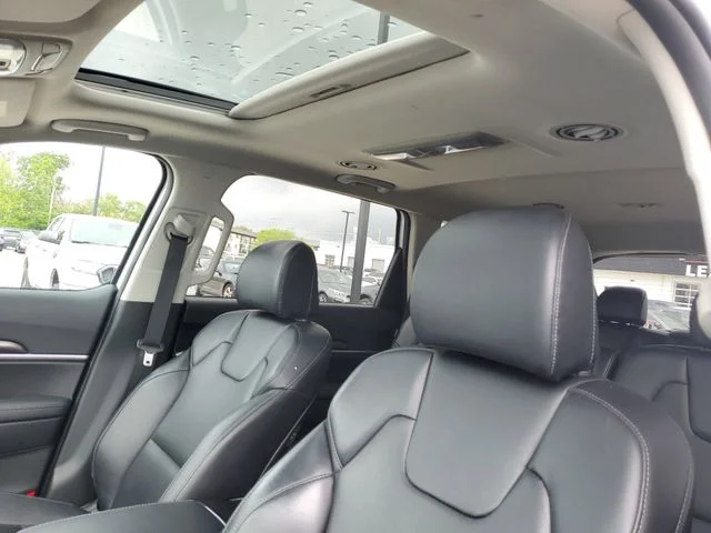 Used 2023 White Kia S image 19