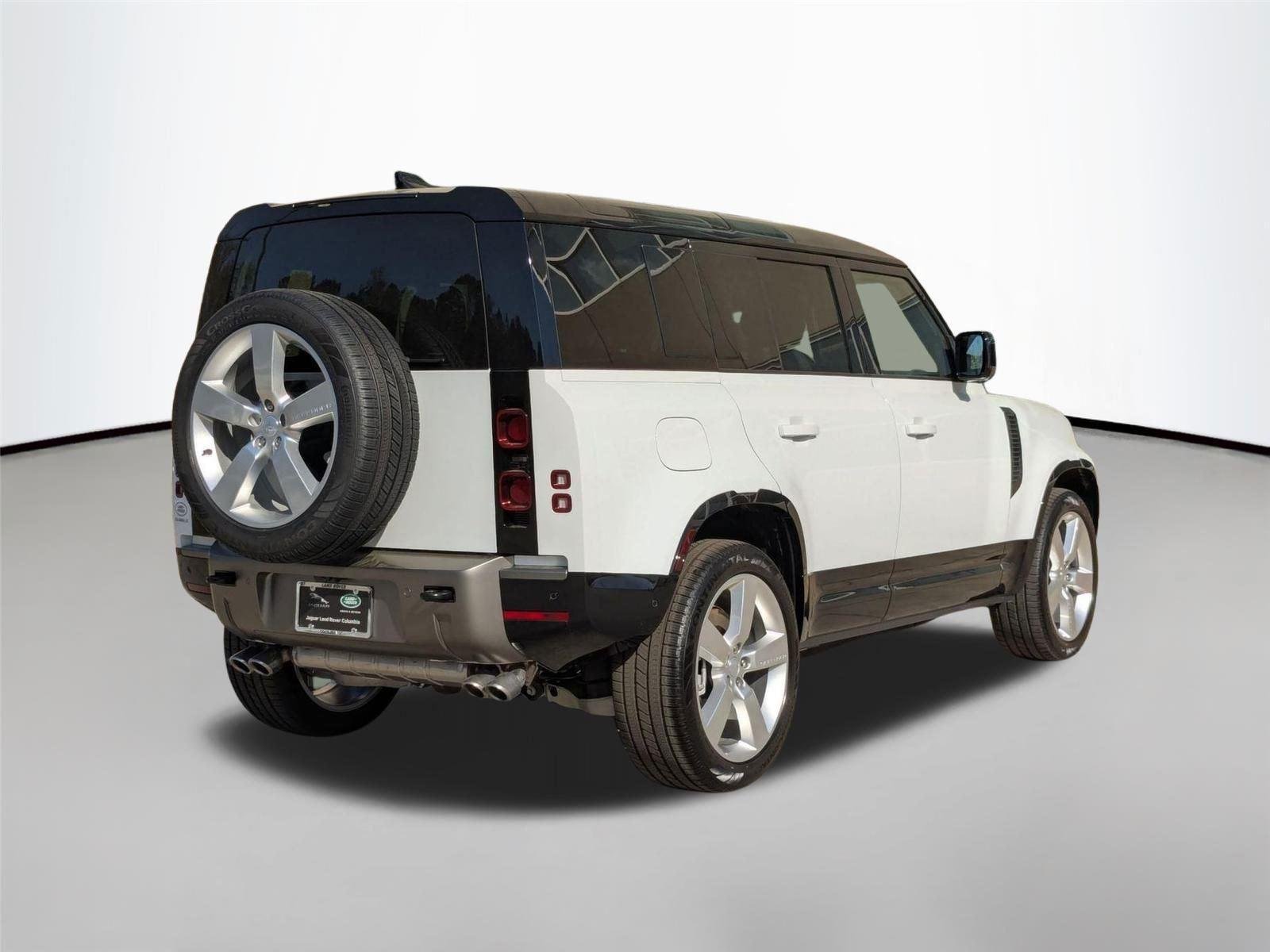 Used 2025 Fuji White Land Rover X-Dynamic SE image 5
