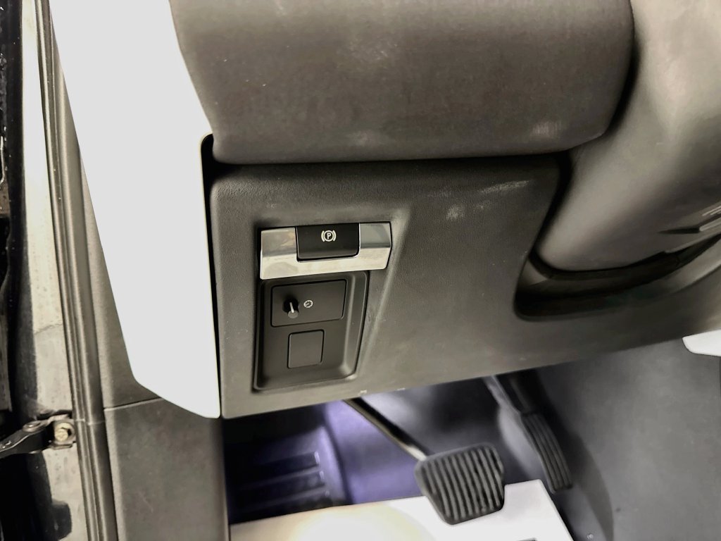 Used 2022 Black Land Rover S image 10