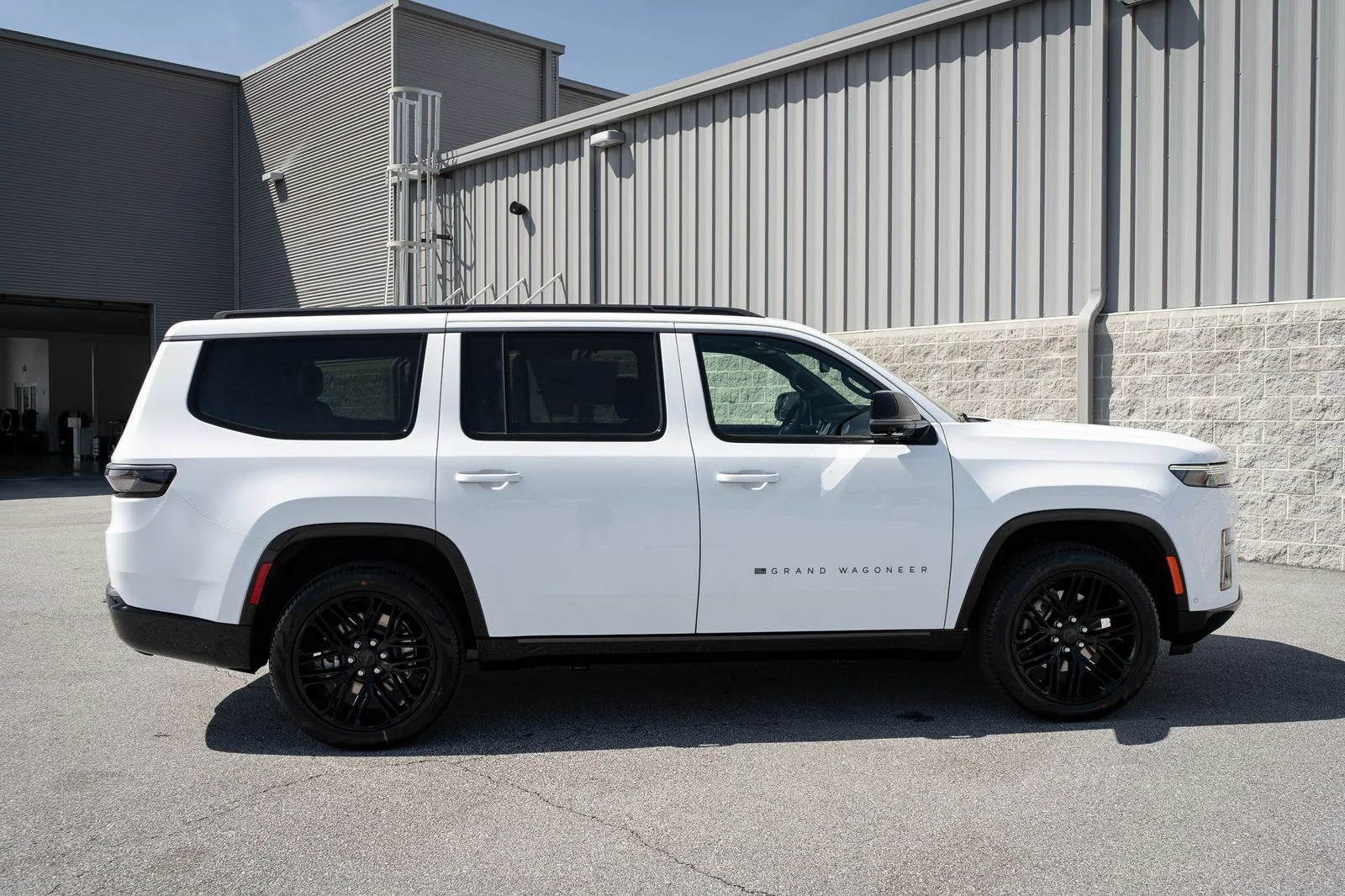 New 2026 Bright White Clear-Coat Exterior Paint Jeep Limited Reserve image 21