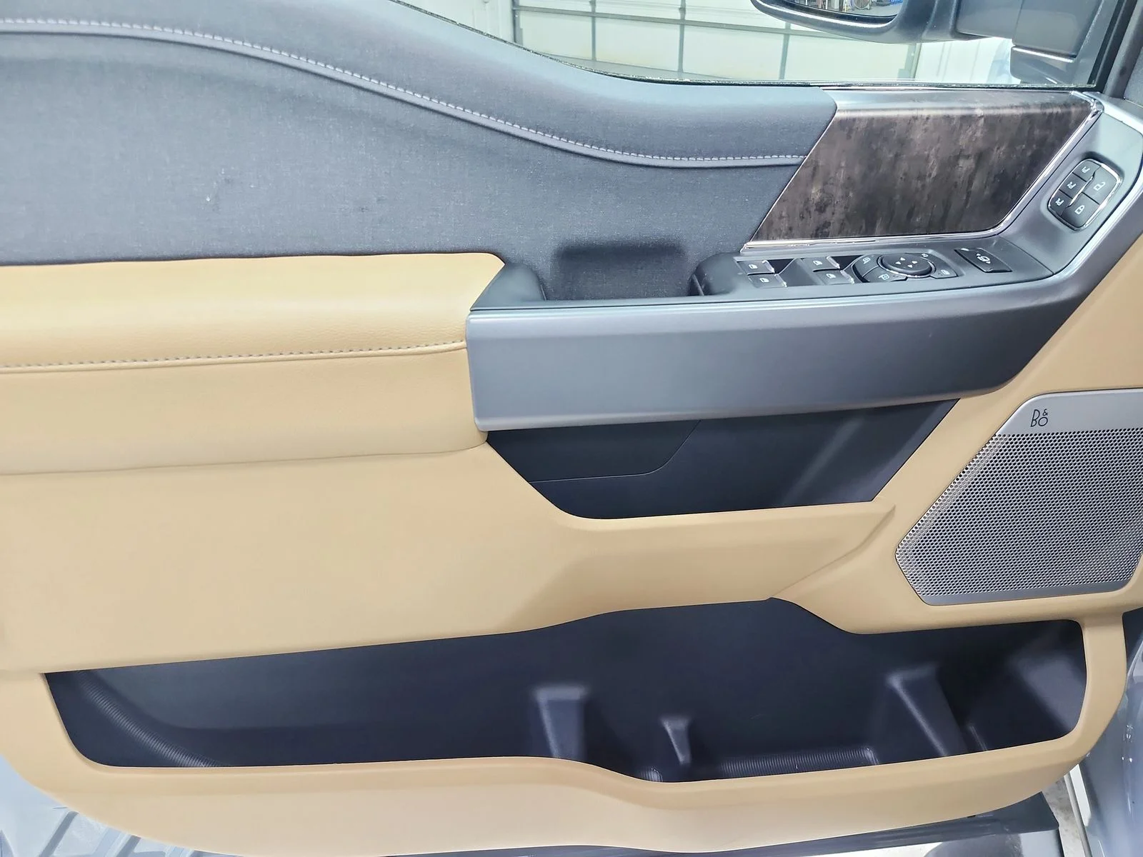New 2026 Glacier Gray Metallic Tri-Coat Ford F-250® Lariat® image 41