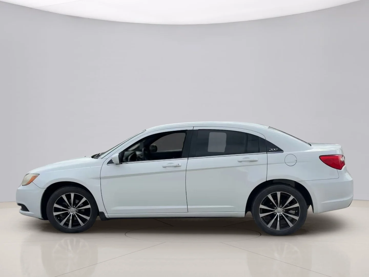 Used 2013 White Chrysler TOURING image 2