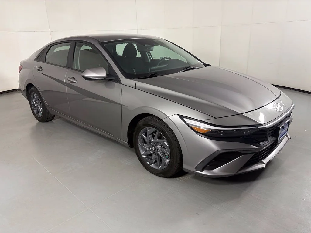 Used 2024 Silver Hyundai SEL image 3