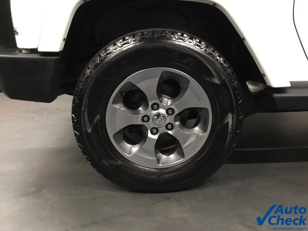 Used 2016 White Jeep Sahara image 22