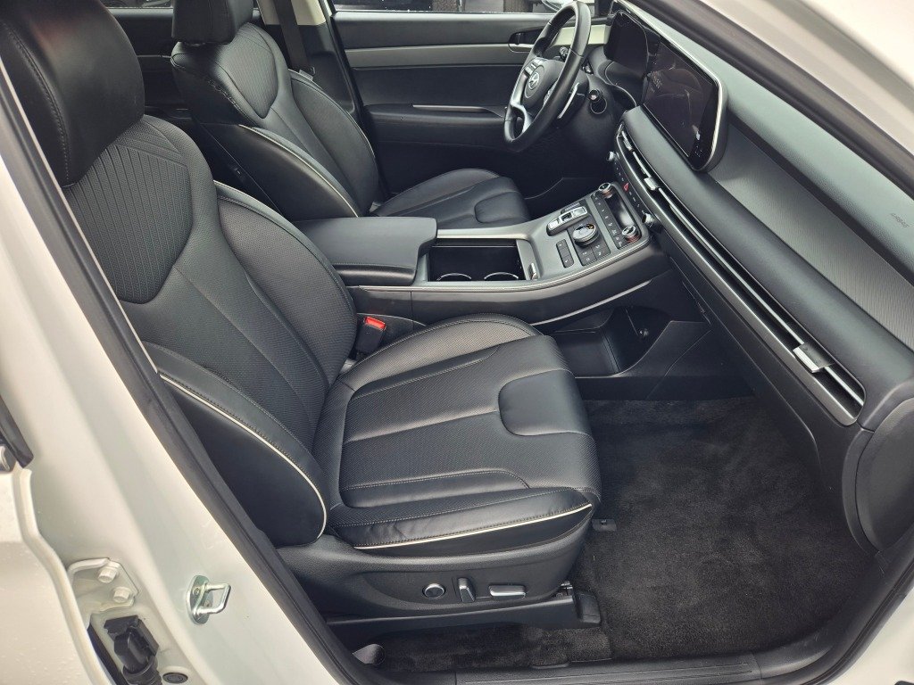 Used 2025 White Hyundai SEL image 6