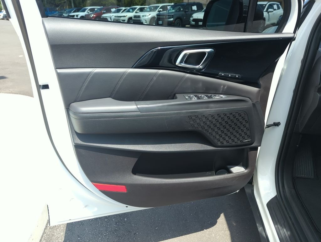Used 2025 White Kia SX Prestige image 18