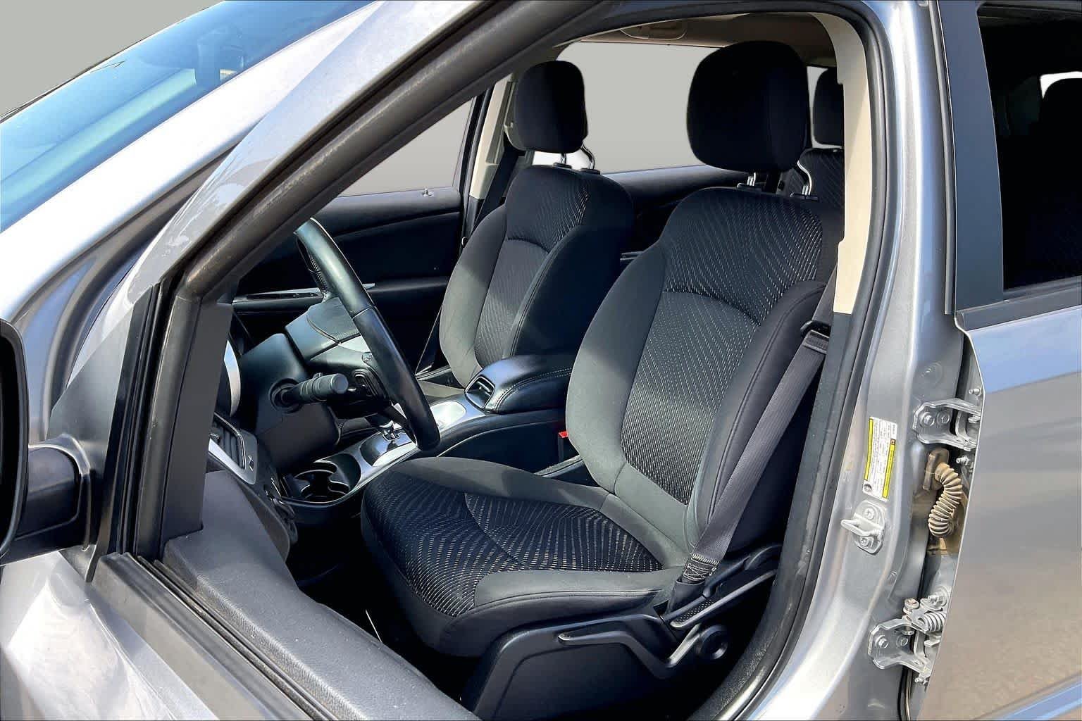 Used 2018 Billet Clearcoat Dodge SE image 8