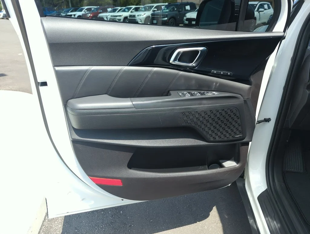 Used 2025 White Kia SX Prestige image 18
