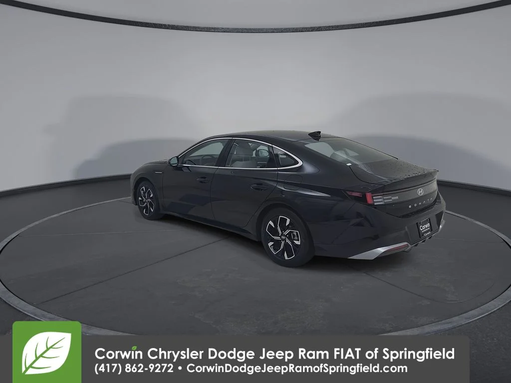 Used 2025 Black Hyundai SEL image 11