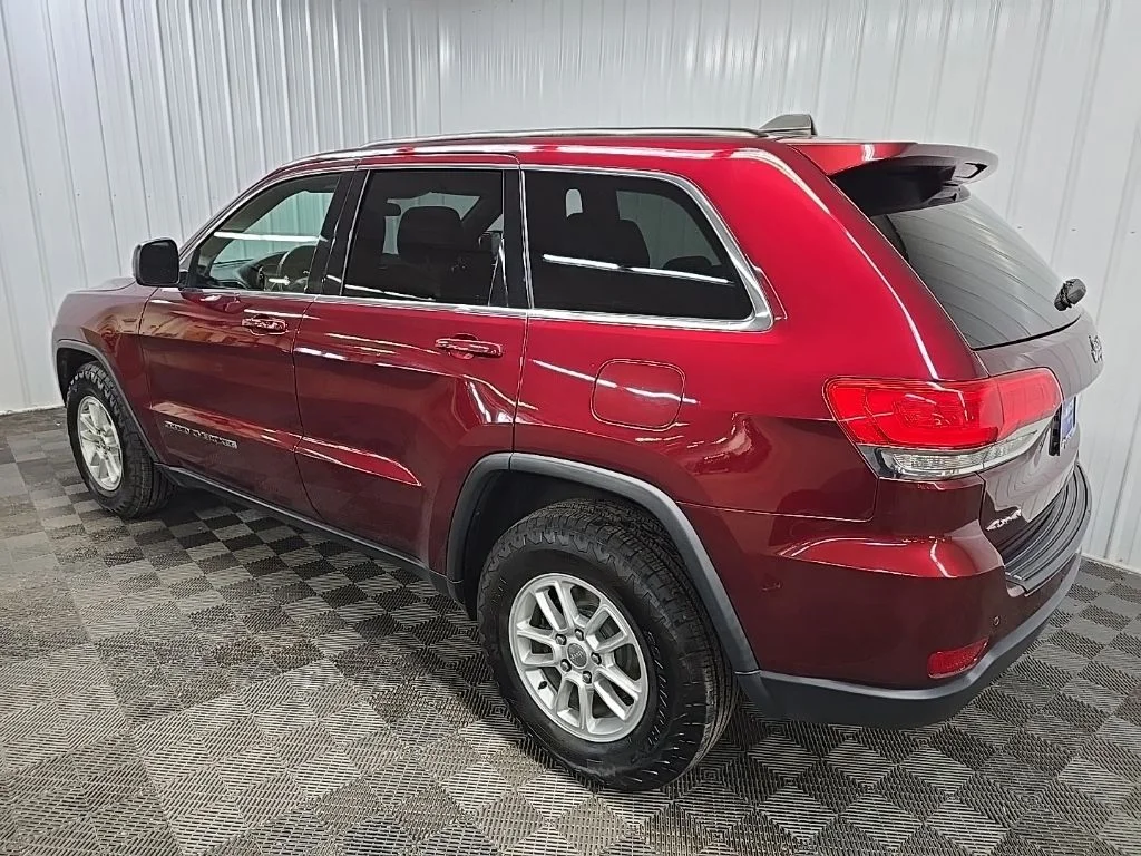 Used 2018 Red Jeep Laredo image 10