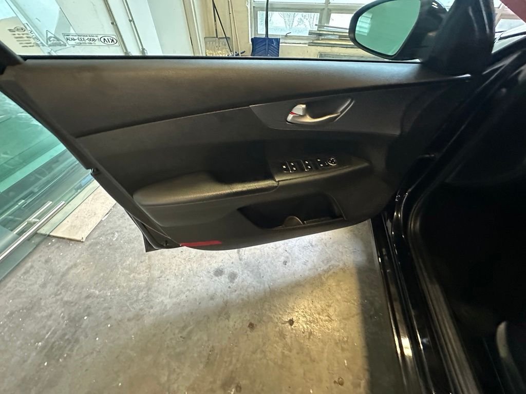 Used 2021 Black Kia LXS image 7