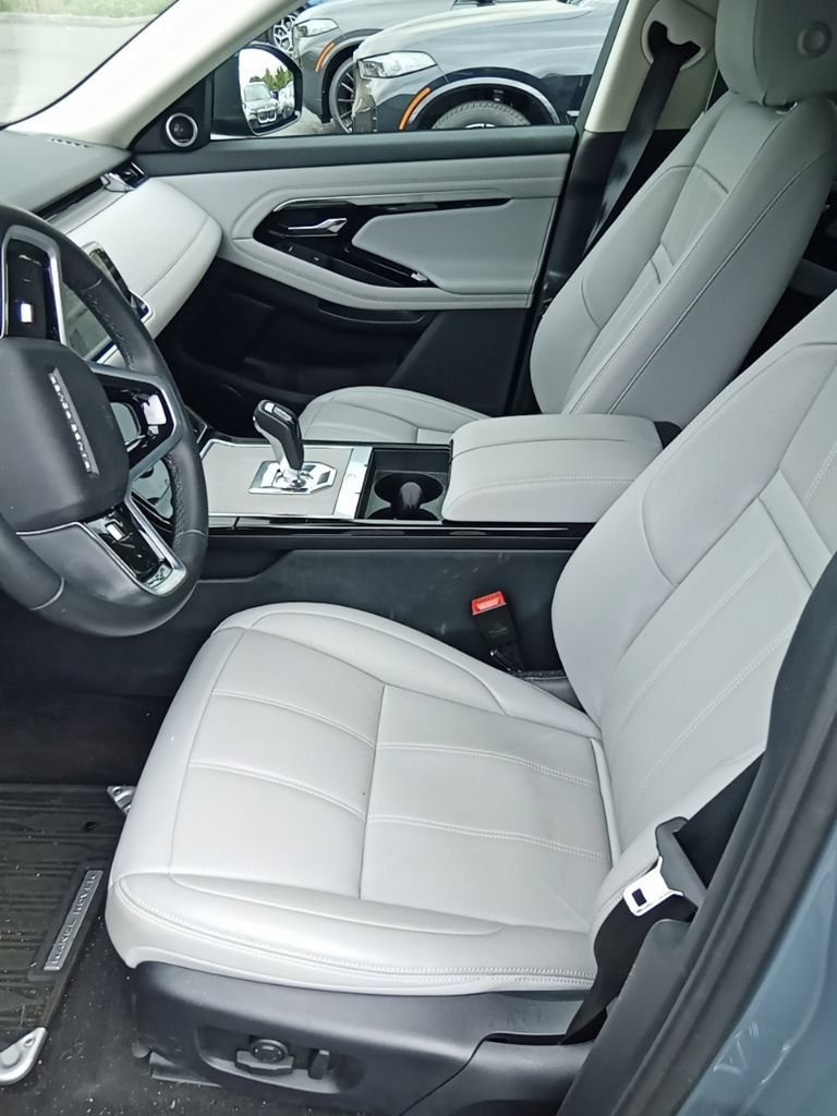 Used 2023  Land Rover SE image 11