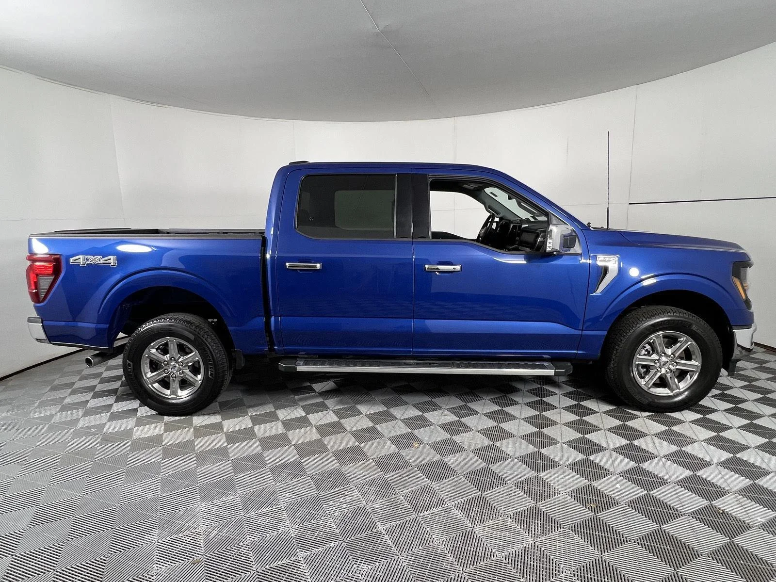 Used 2024 Atlas Blue Ford XLT image 11