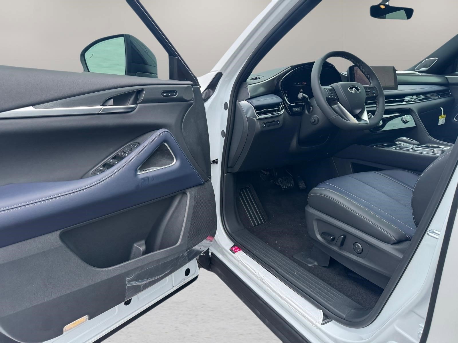 New 2027 RADIANT WHITE INFINITI Sport AWD image 18