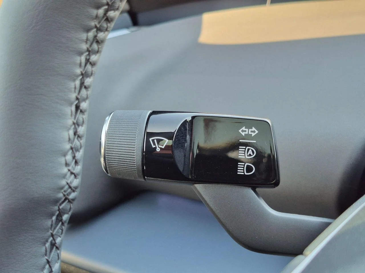 Used 2026 Vapour Grey Volvo Plus image 19