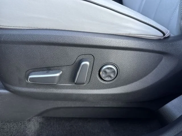 Used 2025 Silver Hyundai SEL Premium image 32