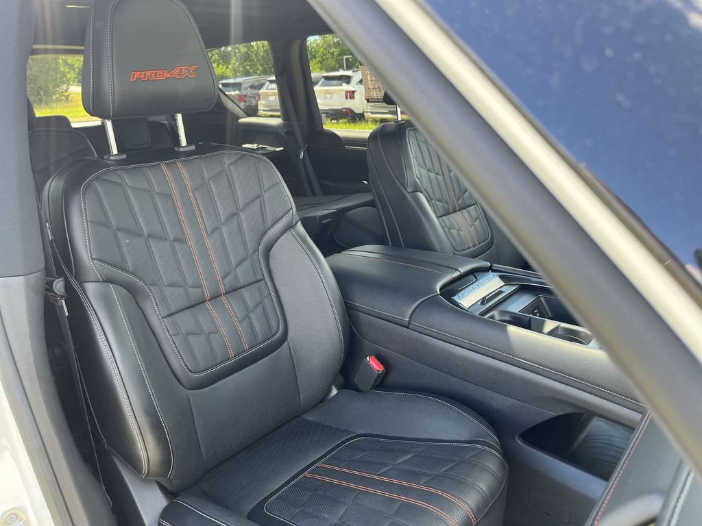Used 2025 White Nissan PRO-4X image 32