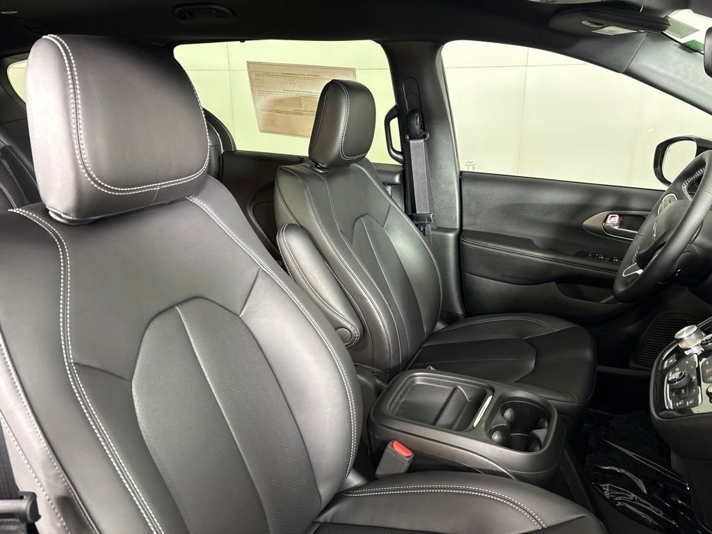 New 2027 Olive Green Pearl-Coat Exterior Paint Chrysler Select image 17