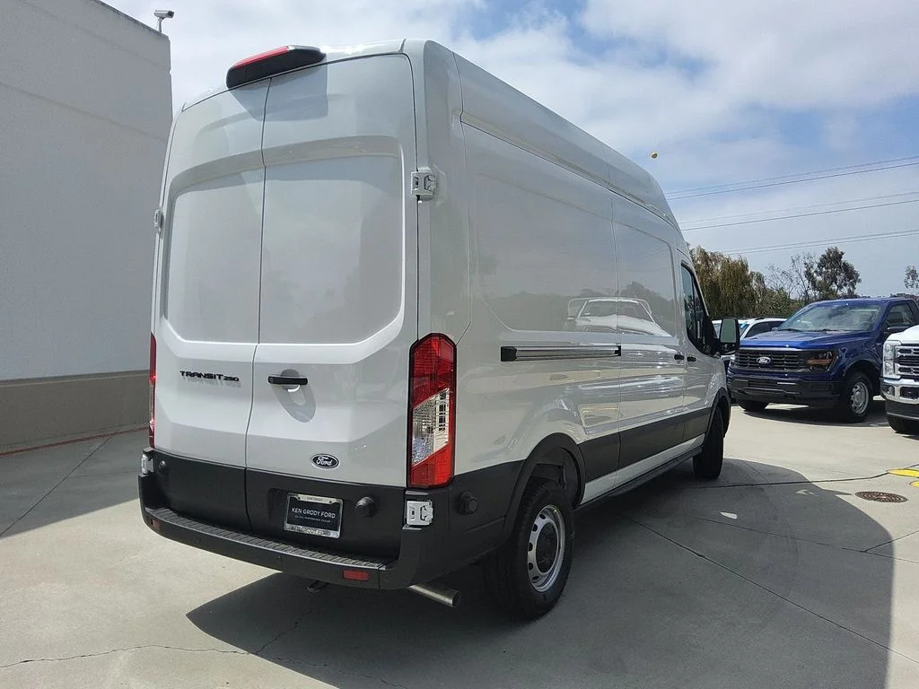 New 2026 Oxford White Ford Base image 17