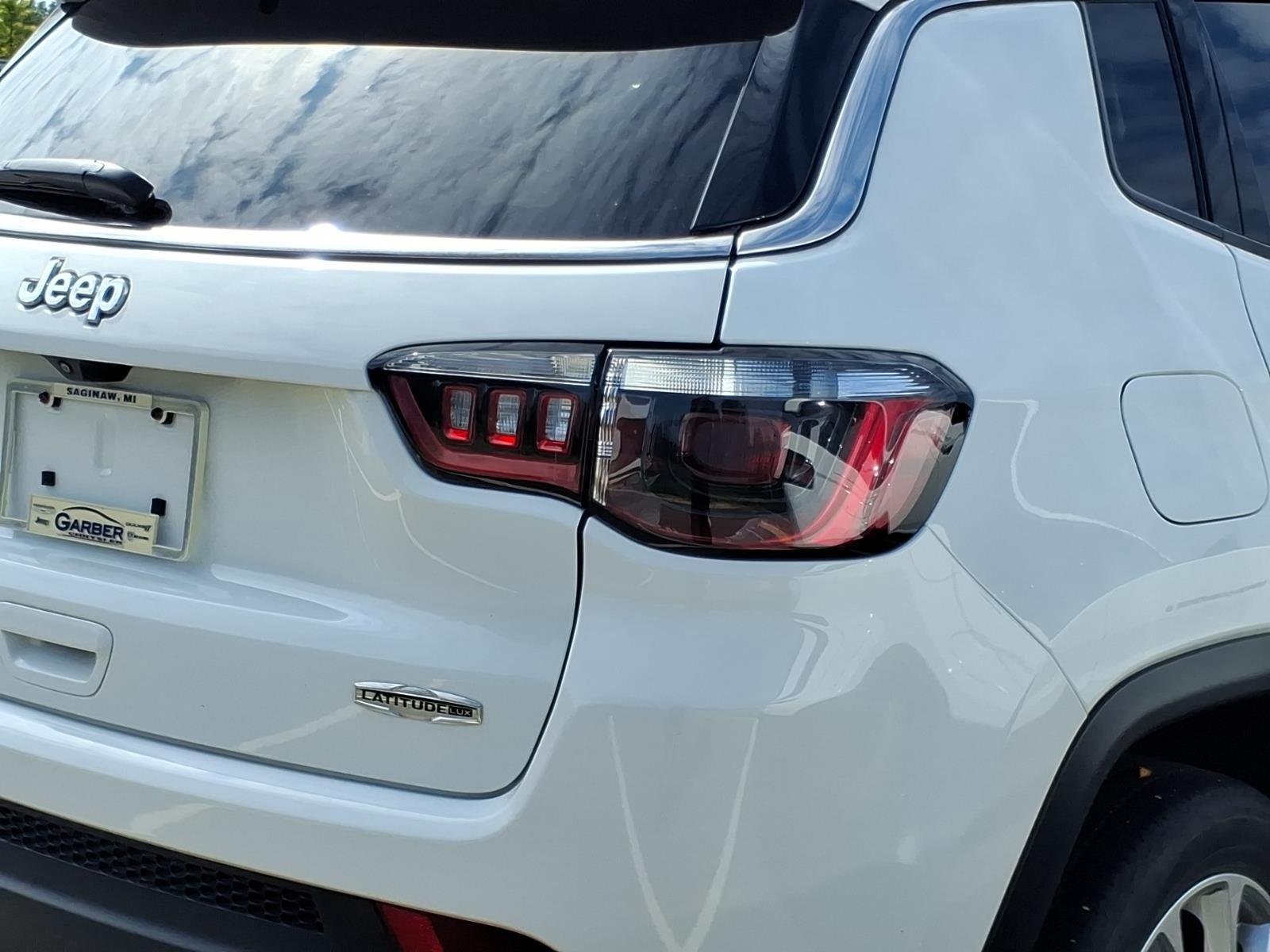 Used 2024 Bright White Clearcoat Jeep Latitude Lux image 10