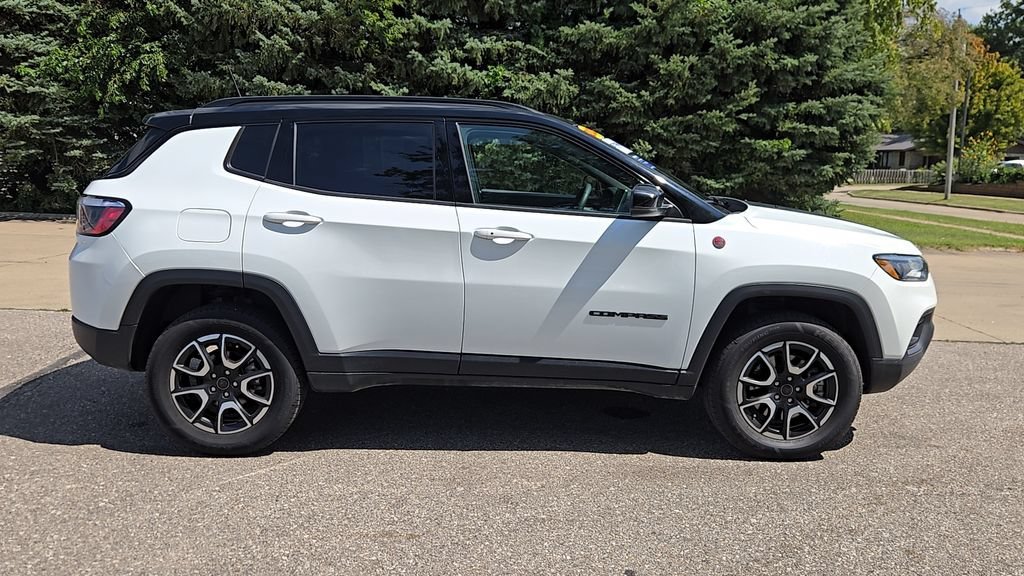 Used 2025 Bright White Clearcoat Jeep Trailhawk image 33