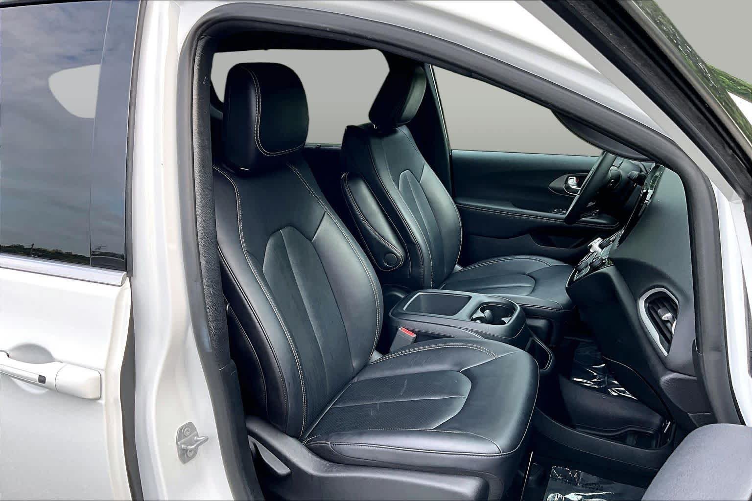 Used 2025 Bright White Clearcoat Chrysler Select image 9