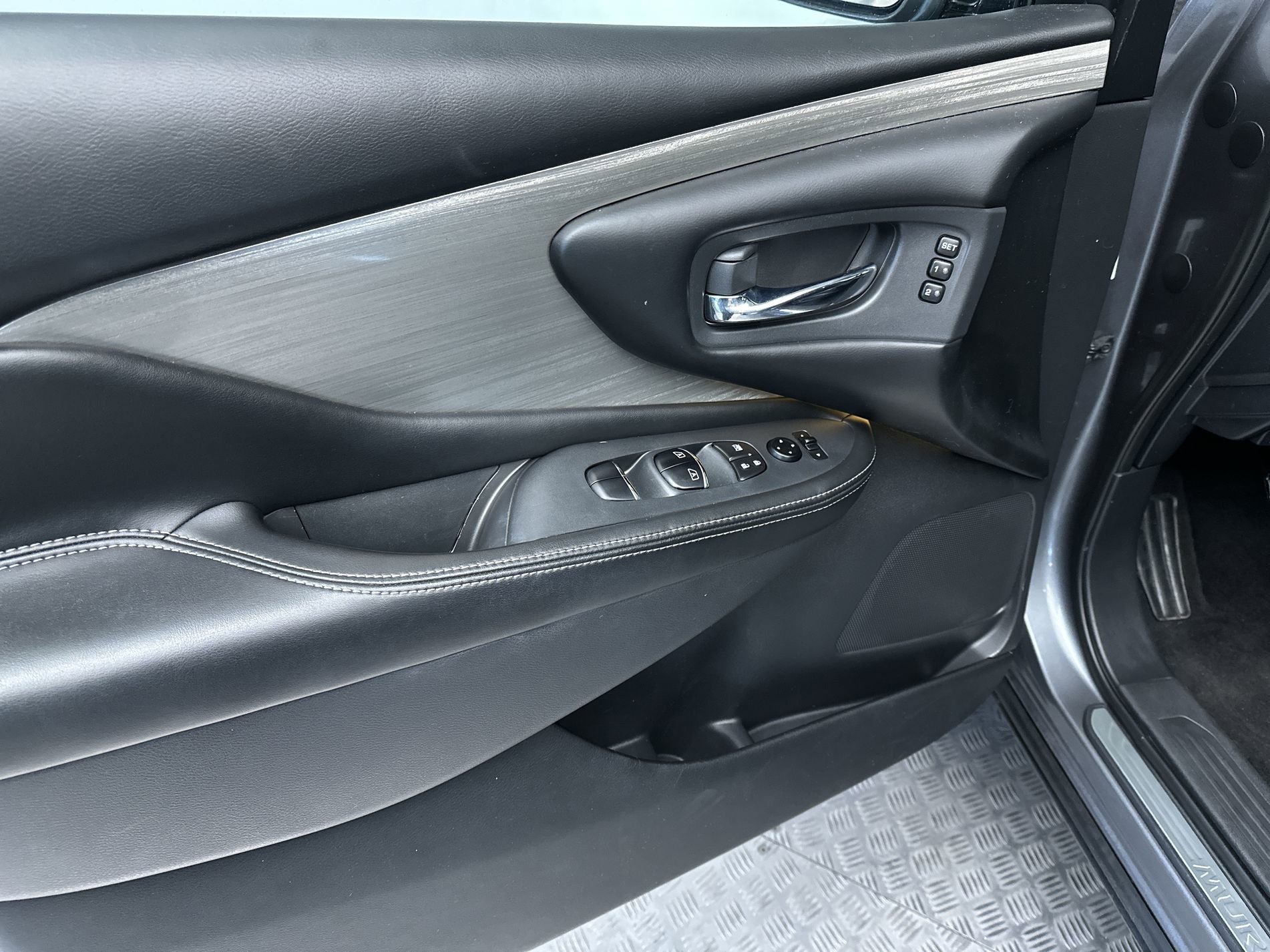 Used 2018 Gun Metallic Nissan SL image 15