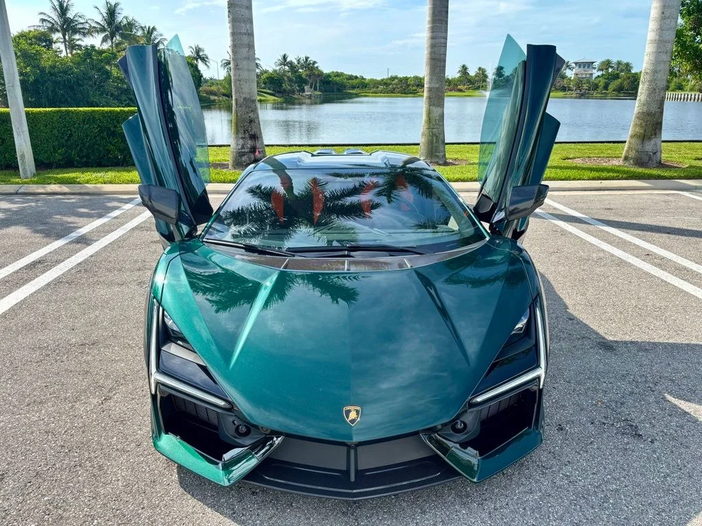 Used 2025 Verde Hydra Metallic Lamborghini  image 4