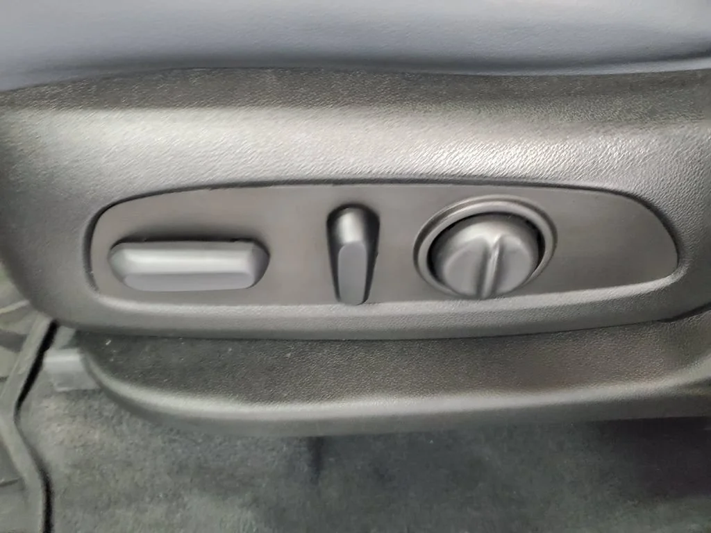 Used 2024 Ebony Twilight Metallic Buick Essence image 6