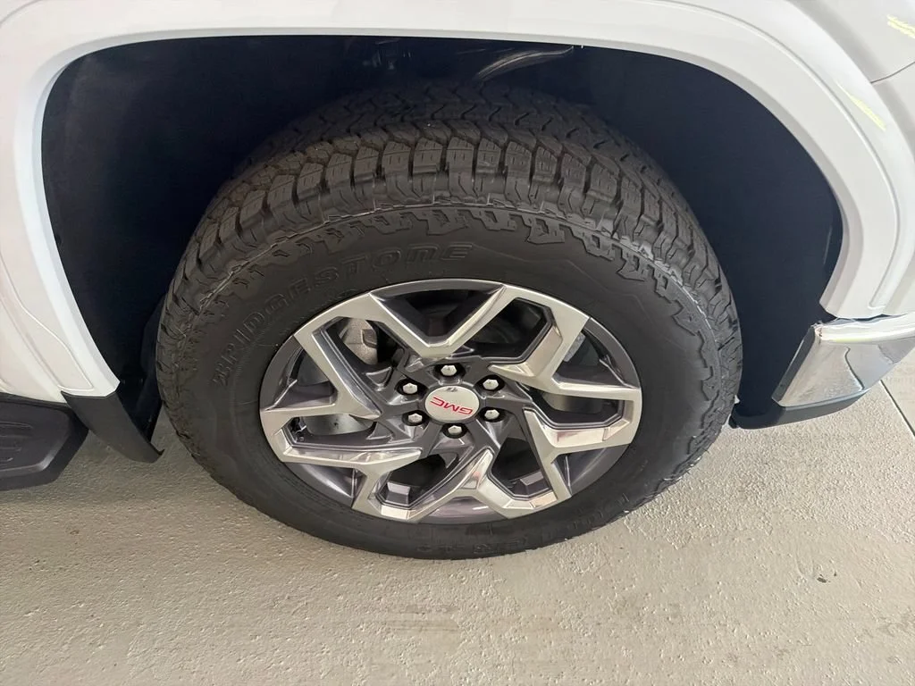 New 2026 Glacier White Tricoat GMC SLT image 4