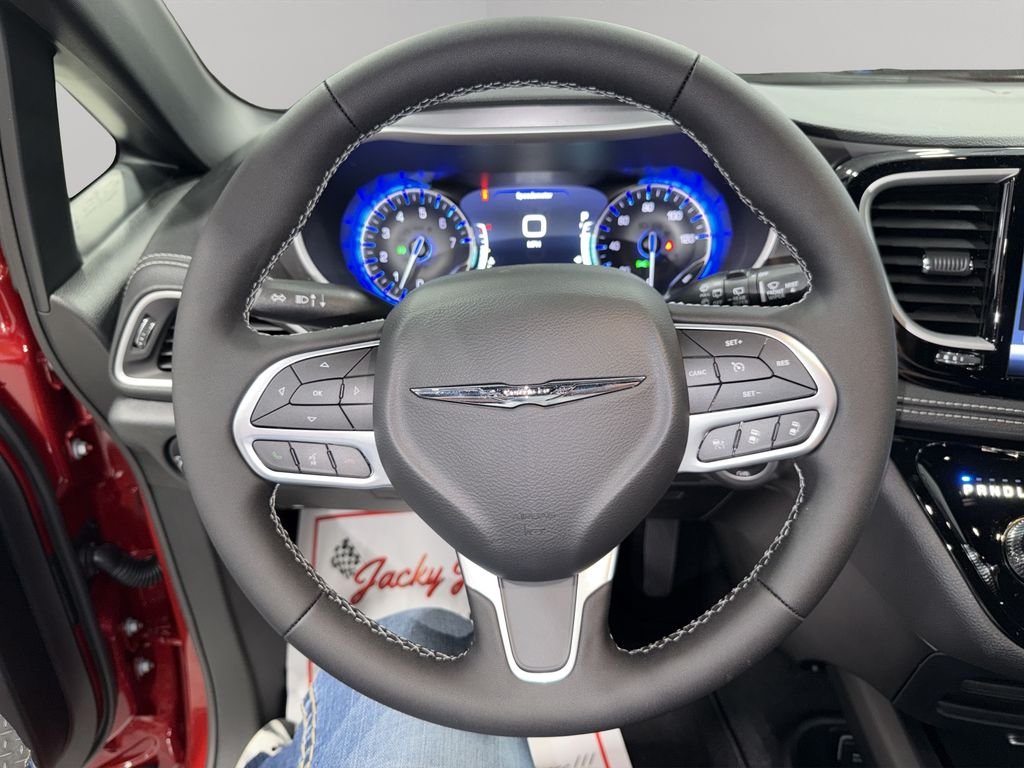 New 2026 Red Hot Pearl-Coat Exterior Paint Chrysler Select image 24