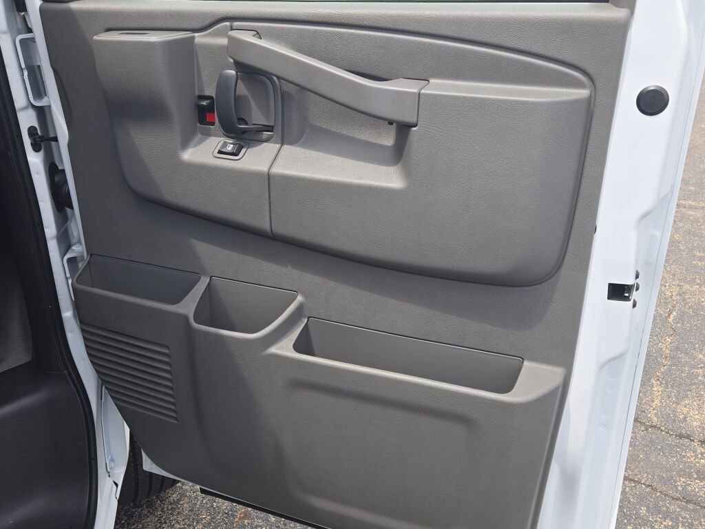 2025 Chevrolet Express Cargo Work Van - Photo 6